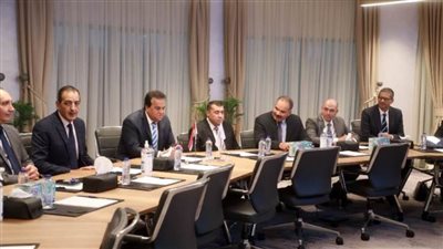 وزير الصحة يبحث سبل الاستفادة من مجمع الإصدارات الذكية والمؤمنة