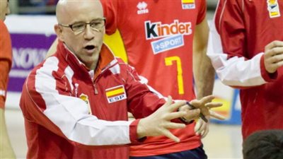 فرناندو مونزو يصل القاهرة لتوقيع عقود تدريب الأهلي.. ويعود إلى إسبانيا الجمعة