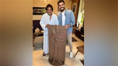 بعد أن نحت له جدارية.. معيد بفنون المنيا بلتقي الكينج محمد منير  (صور)