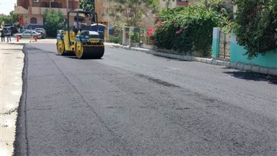 مديرية الطرق والنقل بالإسماعيلية تواصل أعمال الرصف