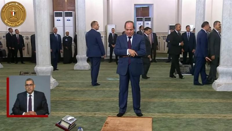 الرئيس السيسى يصلى