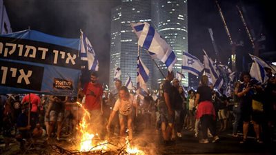 مُتظاهرون ضد الحكومة الإسرائيلية يغلقون أحد أكبر شوارع 