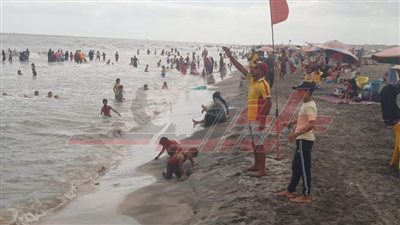 توافد المصطافين للاستمتاع بشواطئ مصيف بلطيم 