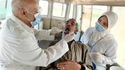 توقيع الكشف الطبي على 1481 حالة خلال قافلة طبية في قرية هوارة بالمنيا