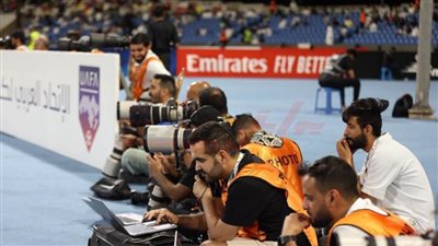 أبطال خلف الكاميرات المصورين الصحفيين.. عيون توثيق المتعة الكروية بالبطولة العربية وترصد النجوم