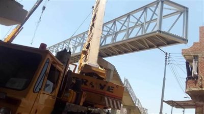 بدء تركيب الكمرات الحديدية على كوبري مشاة الملكية البحرية بملوي