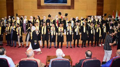 آداب سوهاج تحتفل بتخرج الدفعة ١٢ من طلاب برنامج الترجمة الإنجليزية