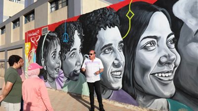 محافظ أسوان يتفقد أعمال الجدارية الفنية بكورنيش النيل القديم