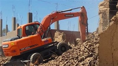 إزالة منازل آيلة للسقوط بقرى الراشدة التابع لمركز الداخلة بالوادي الجديد