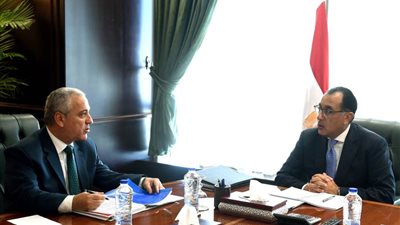 عاجل.. رئيس الوزراء يستعرض مع رئيس 