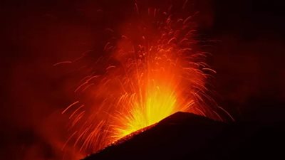 ثوران جبل إتنا في صقلية يتسبب في إغلاق مطار كاتانيا وتعطيل الرحلات الجوية