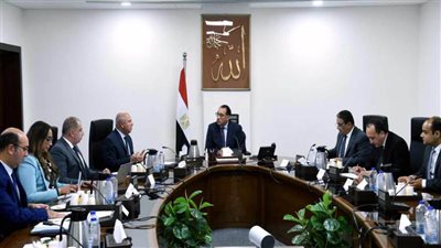 رئيس الوزراء يستعرض خطة تطوير النقل النهري 