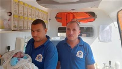 سيدة تضع طفلا داخل سيارة إسعاف ببني سويف