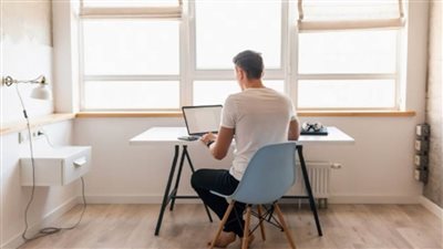 استطلاع يكشف إيجابيات وسلبيات العمل من المنزل