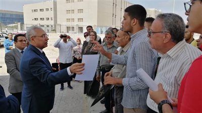 رئيس جامعة المنيا يلتقي أولياء الأمور والطلاب ويرد على استفساراتهم
