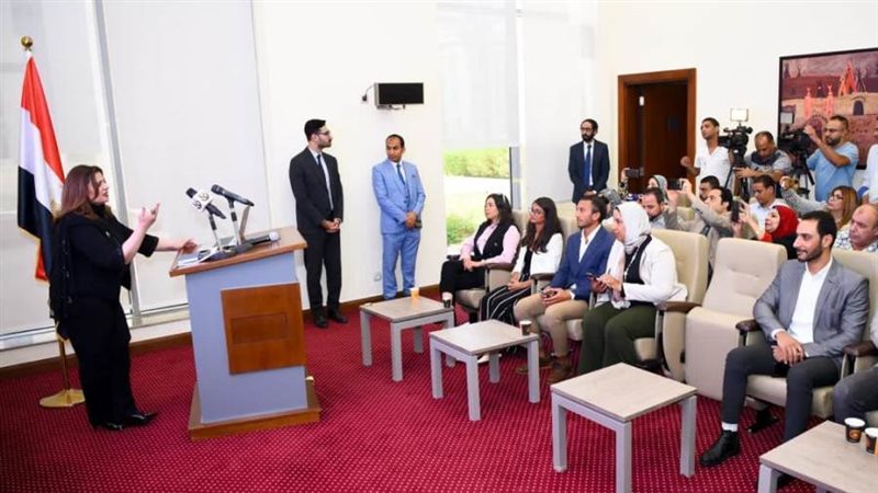 وزيرة الهجرة خلال