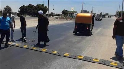 استكمال توصيلات الصرف الصحي وتركيب مطبات صناعية بشوارع وقرى سمالوط بالمنيا