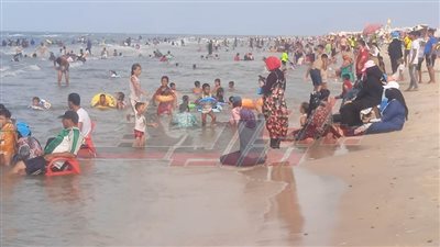 توافد المصطافين للاستمتاع بشواطئ مصيف بلطيم بكفر الشيخ 