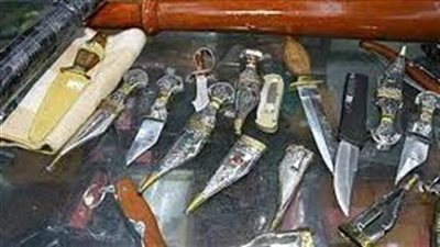 ضبط 4 عناصر إجرامية لقيامهم بتصنيع وترويج الأسلحة البيضاء عبر مواقع التواصل الاجتماعي