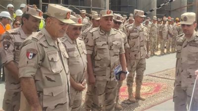 رئيس الأركان يتفقد مشروع استصلاح وزراعة الأراضي الصحراوية بتوشكى