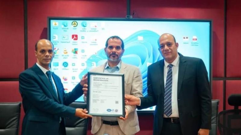 خلال تسليم شهادة