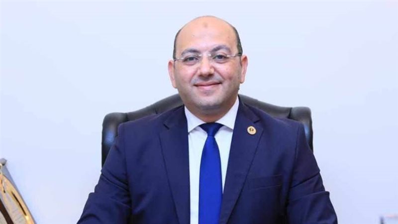 الدكتور أحمد العطيفي