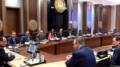 رئيس الوزراء يلتقي مسؤولي 