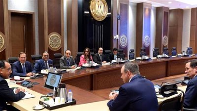 مدبولي يستعرض مع مسئولي 