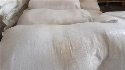 ضبط مواد خام مجهولة المصدر داخل مصانع مواد غذائية 