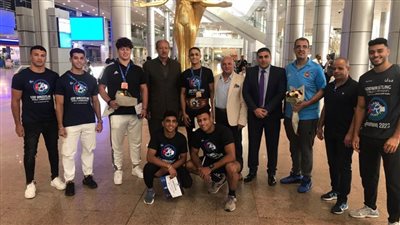 بالصور.. محمد محمود يستقبل بعثة المصارعة بمطار القاهرة بعد إنجاز بطولة العالم