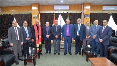 محافظ الإسماعيلية يستقبل رئيس الطائفة الإنجيلية بمصر