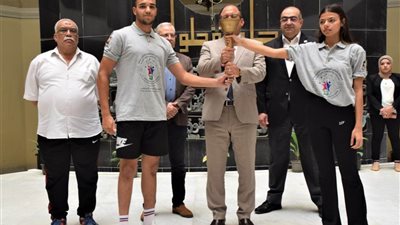 رئيس جامعة حلوان يطلق شعلة أسبوع شباب الجامعات