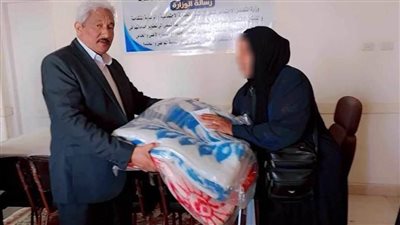 محافظ المنيا يقدم الدعم لعدد من الأسر الأولى بالرعاية
