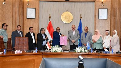 رئيس جامعة القناة يشهد حفل تكريم 