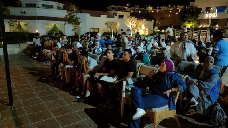 شباب وفتيات أندية