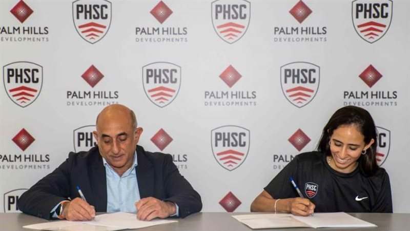 نوران أثناء التوقيع