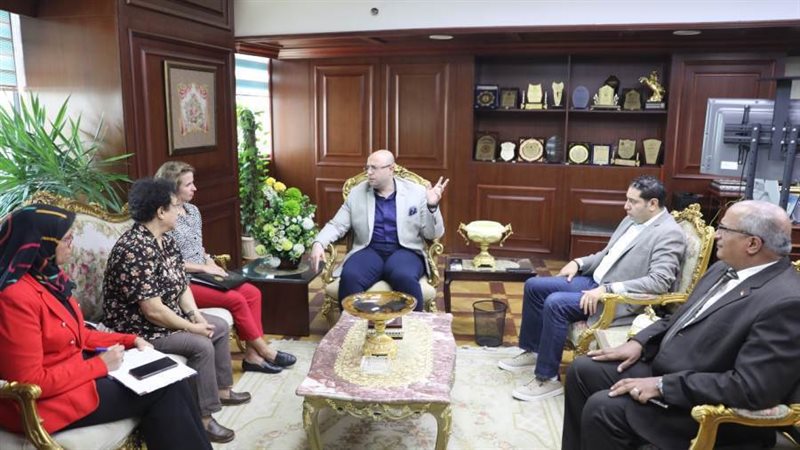 محافظ بني سويف يلتقى