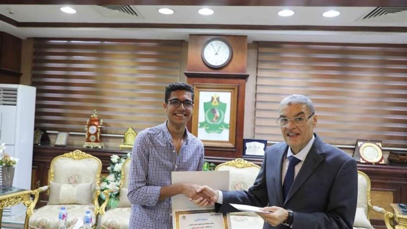 محافظ المنيا يكرم