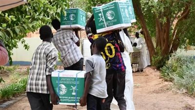 مركز الملك سلمان للإغاثة يوزع أطنانًا من السلال الغذائية في ولاية الخرطوم بالسودان