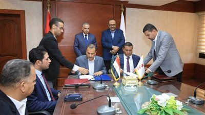 محافظ سوهاج يشهد توقيع بروتوكولات تعاون بين شركة المياه ومستثمرين لتأجير أراضي الغابات الشجرية 