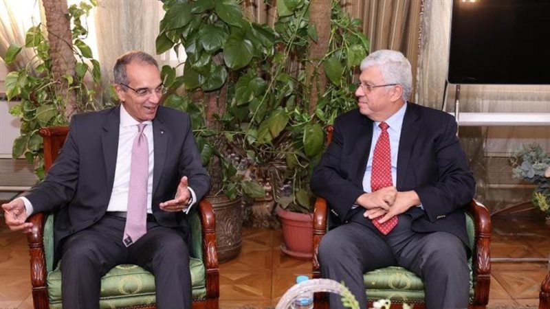 وزيرا الاتصالات والتعليم