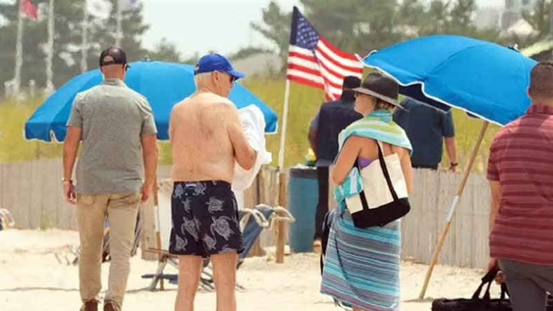 صورة بايدن على الشاطئ