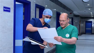 رئيس جامعة سوهاج يطمئن على وفد جامعة المنصورة إثر تعرضهم لحادث سير 