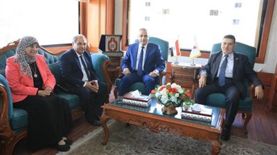 محافظ سوهاج يلتقي وفد التضامن الاجتماعي والاتحاد العام للتعاونيات لبحث إطلاق مبادرة 