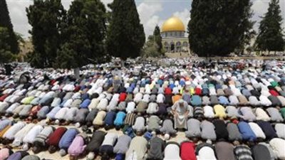 عشرات الآلاف من الفلسطينيين يؤدون صلاة الجمعة بالأقصى رغم قيود الاحتلال