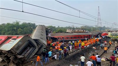 مصرع وإصابة 30 شخصا جراء حريق في قطار بالهند