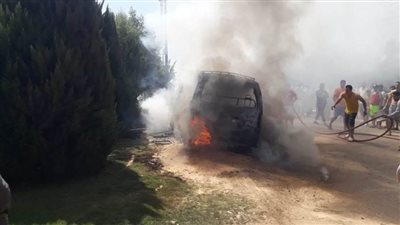 النيران تلتهم سيارة ميكروباص أمام أحد شواطئ قرية فنارة في مدينة فايد