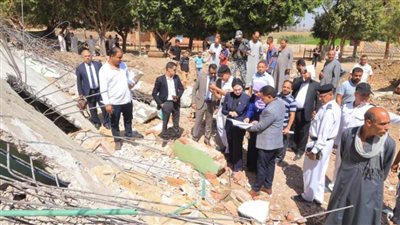 بالصور.. النيابة الإدارية تعاين انهيار منزل بسوهاج