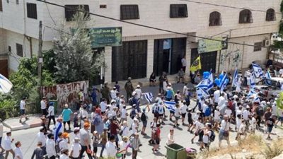 مُستوطنون إسرائيليون يقومون بمسيرة استفزازية بالقدس وآخرون يُهاجمون بلدة في 