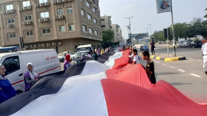 علم مصر يتقدم المسيرة